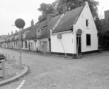 885076 Gezicht op de vervallen, leegstaande woningen Tuinstraat 42-lager, vanaf het Geertebolwerk met centraal het huis ...